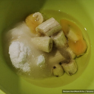 Фруктовый бисквитный торт – фото шаг 3. В отдельной чаше соединить спелые бананы, сахар, соль, растительное масло и яйца