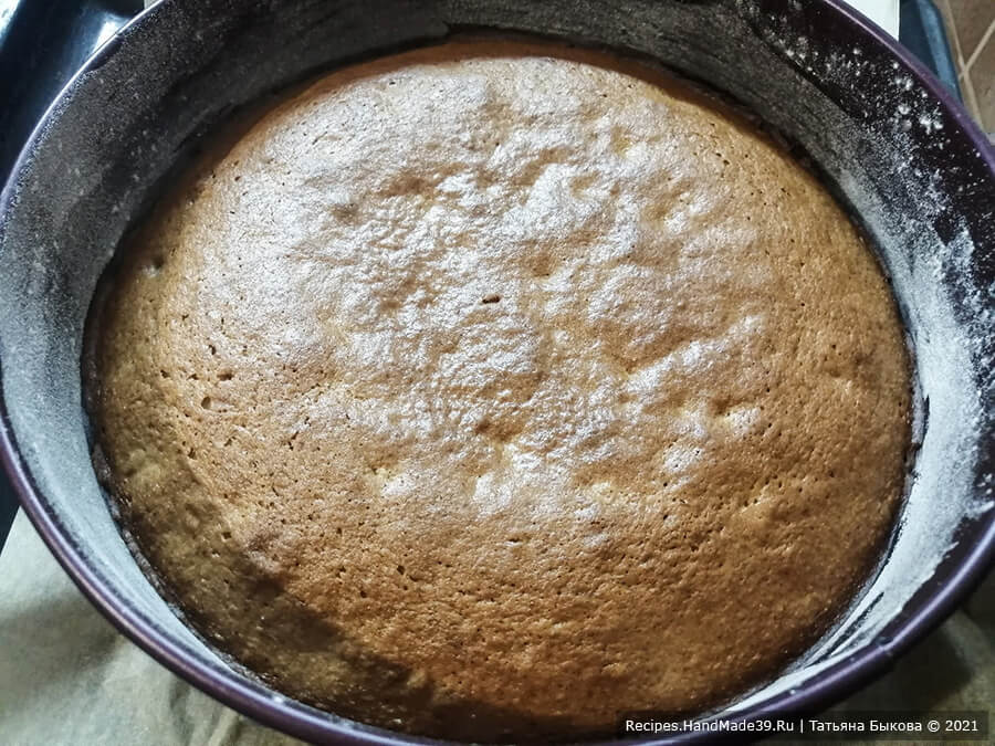 Фруктовый бисквитный торт – фото шаг 6. Выпекать каждый корж отдельно (2-3 коржа) в духовке, разогретой до температуры 170 °C. Время выпекания коржа – 30 минут