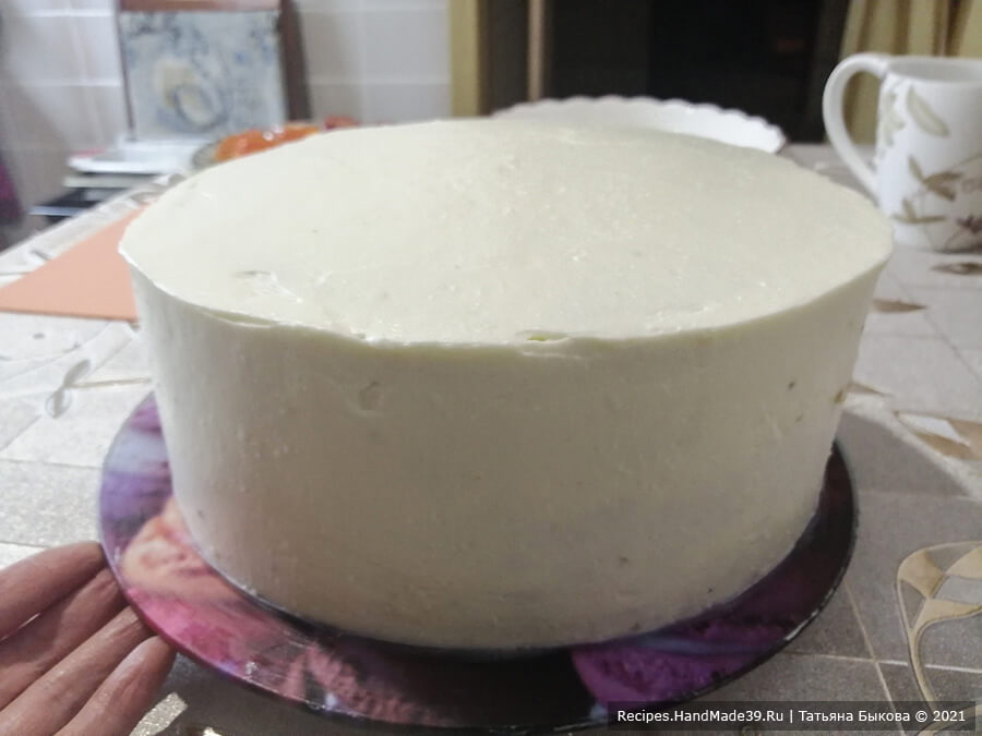 Фруктовый бисквитный торт – фото шаг 15. Дать торту пропитаться, сделать финишное покрытие кремом №2. Обмазать торт со всех сторон кремом №2, выровнять крем