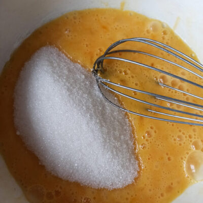 Бисквитный торт «Шоколад» – фото шаг 2. В яйца добавить соль, размешать венчиком до однородности, добавить сахар и ванильный сахар