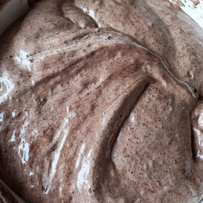 Бисквитный торт «Шоколад» – фото шаг 6. Смешать муку с какао-порошком, в два приёма добавить в основную массу, аккуратно перемешивая тесто лопаткой
