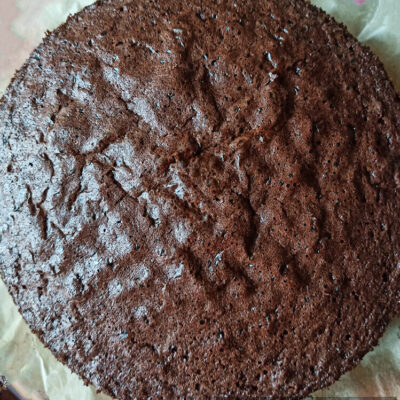 Бисквитный торт «Шоколад» – фото шаг 7. Готовый бисквит перевернуть верх дном и оставить на 5 минут, затем освободить из формы