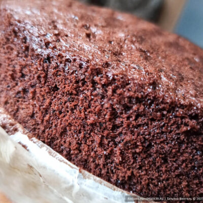 Бисквитный торт «Шоколад» – фото шаг 8. Завернуть в плёнку и дать сутки отлежаться бисквиту. Затем разрезать на три коржа