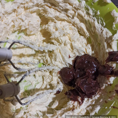 Бисквитный торт «Шоколад» – фото шаг 11. Сливочное масло (300 г) взбить в пышную массу, добавляя по ложке заварную основу