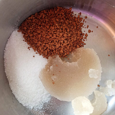 Торт «Птичье молоко» – фото шаг 7. В сотейнике соединить сахар, кофе и набухший желатин