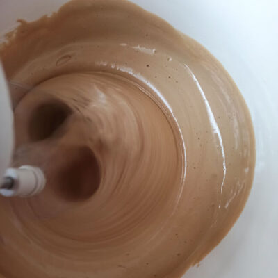 Торт «Птичье молоко» – фото шаг 10. Затем влить струйкой кофейную массу в белки, постоянно взбивая массу