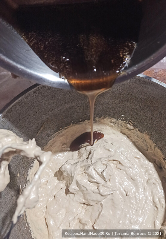 Кофейный зефир – фото шаг 5. На средней скорости миксера осторожно струйкой влить сироп по стенке посуды