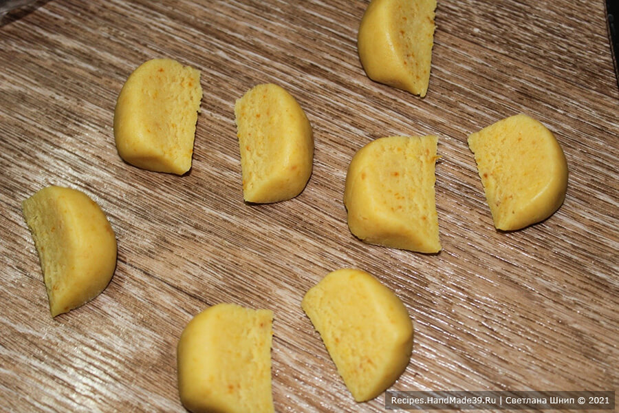 Печенье «Мандариновые дольки» – фото шаг 7. Охлаждённое тесто достать из холодильника. Каждый шарик разделить на 8 частей так, чтобы поучились «дольки»