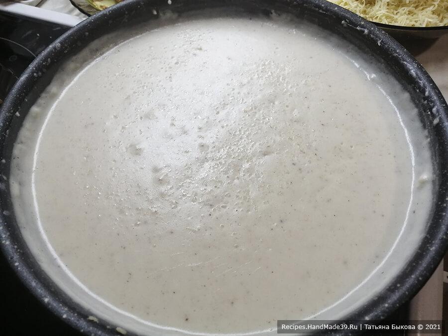 Мусака по-болгарски – фото шаг 6. Приготовление соуса бешамель: влить молоко, довести массу до загустения. Добавить мускатный орех