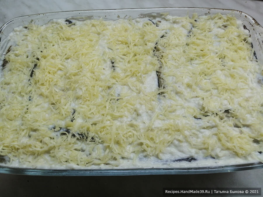 Мусака по-болгарски – фото шаг 11. Далее выложить фарш, сыр и баклажаны. Сверху вылить оставшийся соус и посыпать сыром