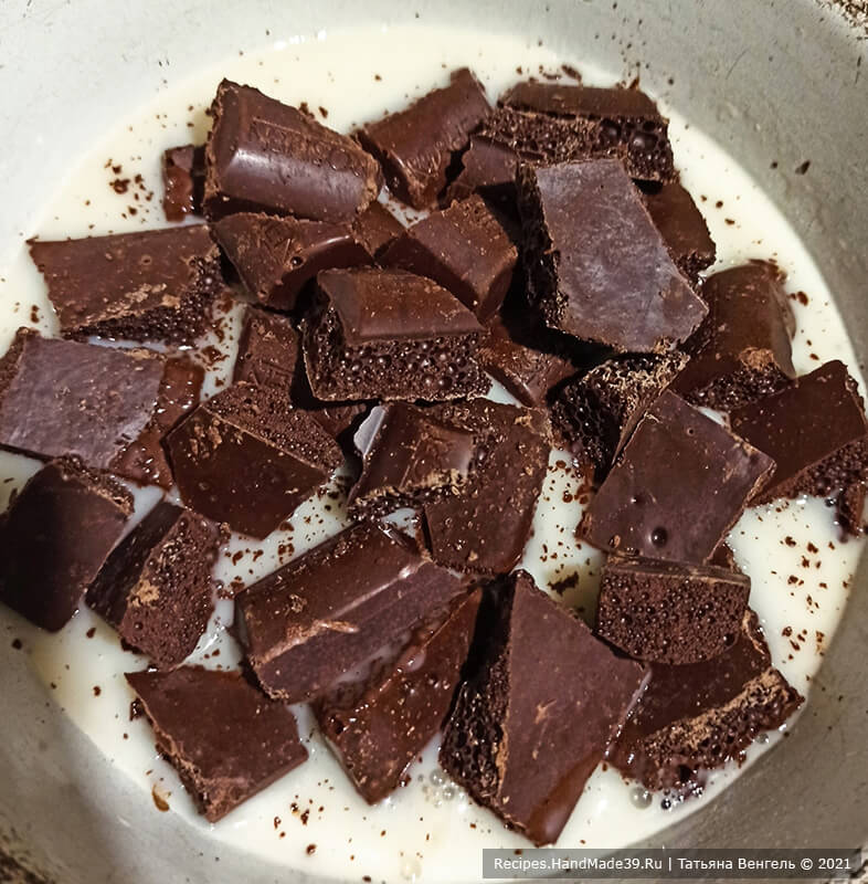 Муссовый торт «Три шоколада» – фото шаг 4. Горячей молочно-желатиновой смесью залить поломанный тёмный шоколад, мешая, довести до однородности