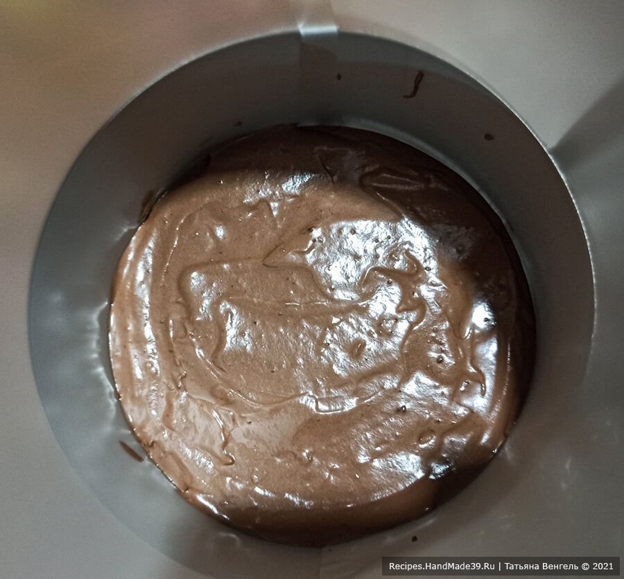 Муссовый торт «Три шоколада» – фото шаг 6. Вылить первый слой в форму и поставить в холодильник до стабилизации
