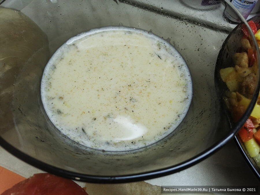 Киш с картофельным пюре – фото шаг 1. Приготовление заливки: яйца взбить, добавить сливки. Посолить, поперчить по вкусу