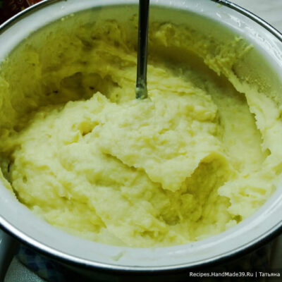 Киш с картофельным пюре – фото шаг 3. В картофельное пюре добавить молоко, масло, яйцо