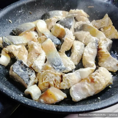 Киш с картофельным пюре – фото шаг 6. Филе рыбы обжарить 2-3 минуты после лука