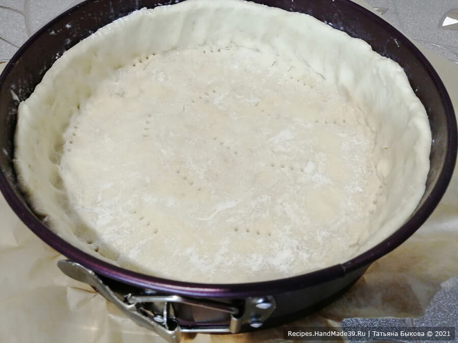 Киш с картофельным пюре – фото шаг 9. Форму для запекания смазать маслом и посыпать мукой. Тесто выложить в форму. Сделать бортики. Тесто наколоть по дну вилкой