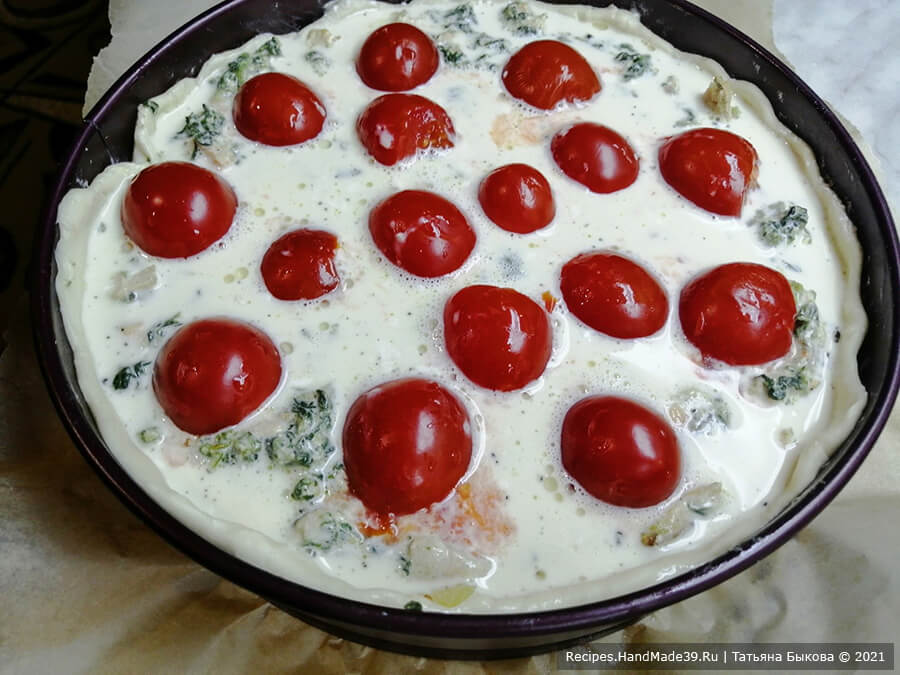 Киш с картофельным пюре – фото шаг 12. Залить начинку яичной смесью. Украсить перепелиными яйцами и помидорами черри