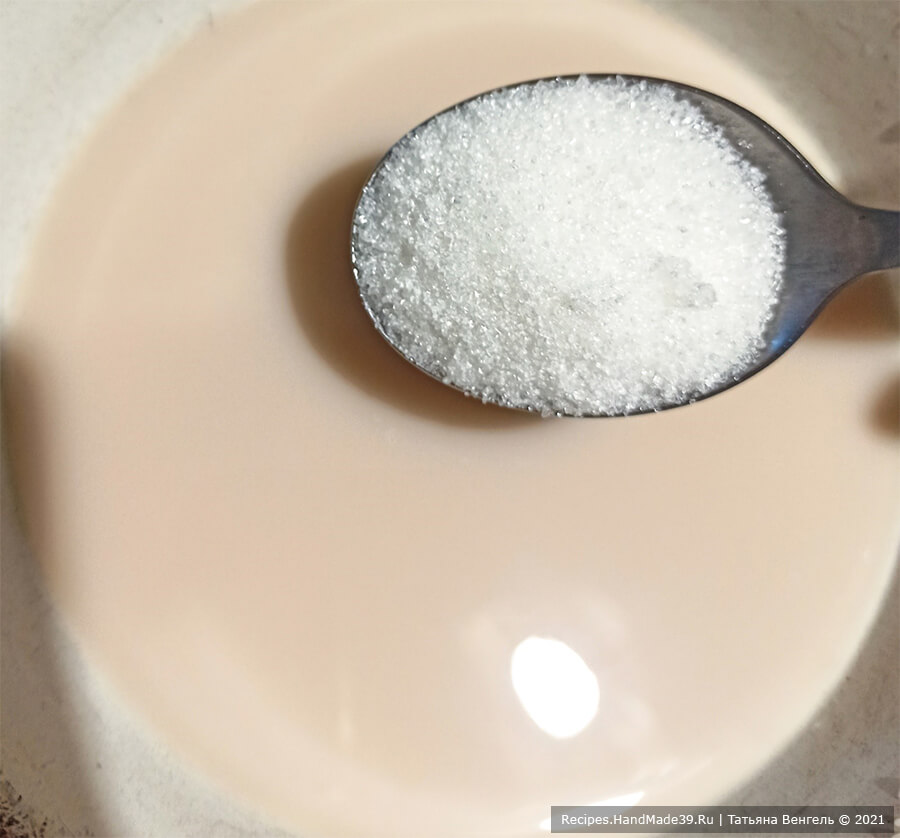 Арабские блинчики – фото шаг 1. В тёплой воде растворить сахар и сухие дрожжи, оставить на 10 минут
