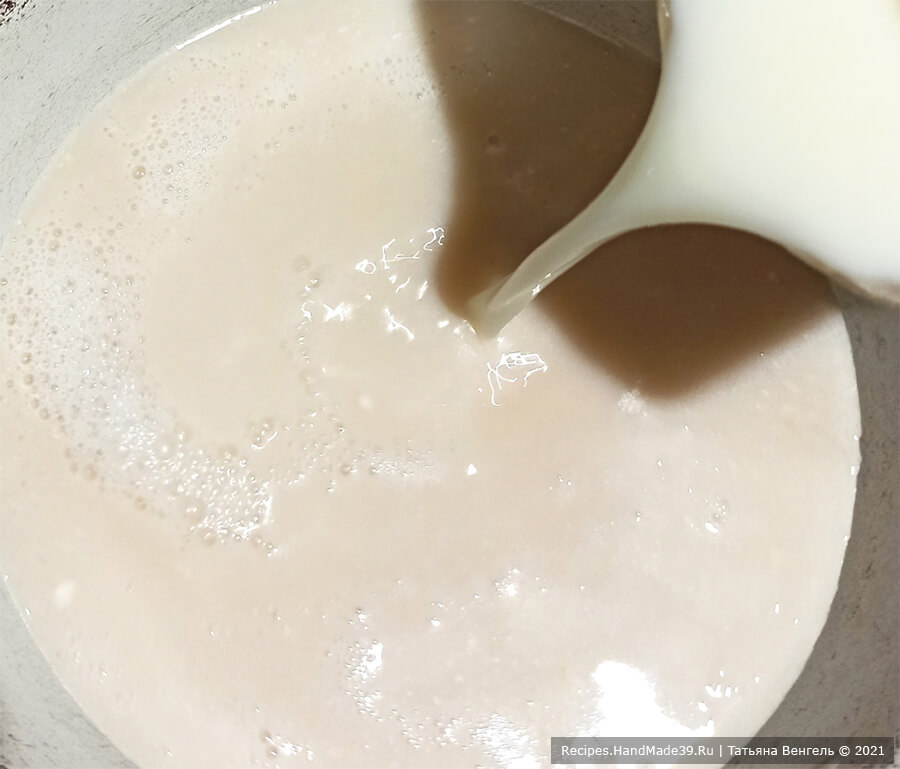 Арабские блинчики – фото шаг 2. Влить в дрожжевую смесь тёплое молоко