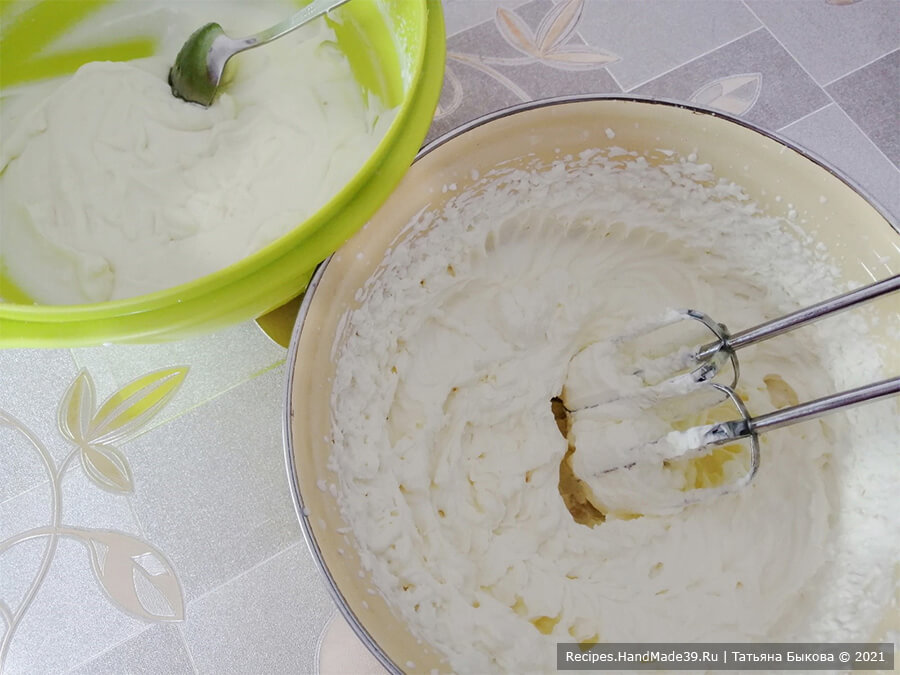 Ягодный торт с конфи – фото шаг 8. Приготовление крема-мусса: охлажденные сливки взбить и ввести в сырную массу, перемешать на маленькой скорости