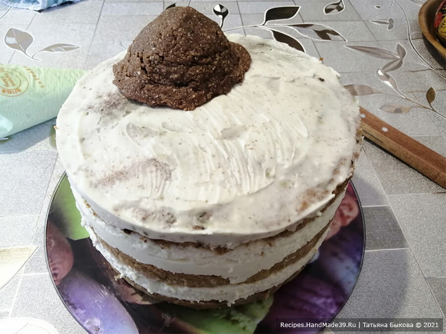 Ягодный торт с конфи – фото шаг 13. После стабилизации крема покрыть торт творожным кремом. Украсить на свой вкус