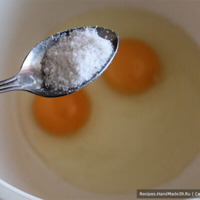 Пирог с капустой на кефире – фото шаг 3. Яйцо смешиваем с сахаром и солью