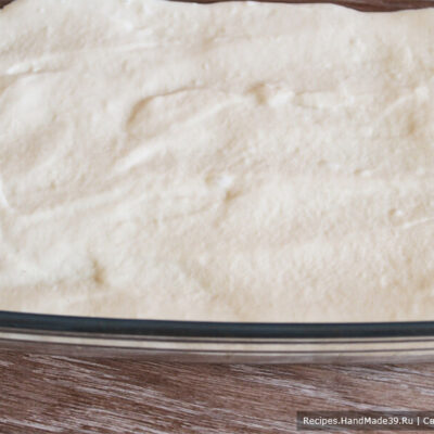 Пирог с капустой на кефире – фото шаг 9. Форму смазываем маслом. Выкладываем половину теста