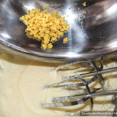 Печенье «Мимоза» – фото шаг 4. Добавить цедру и 30 мл лимонного сока к сливочно-яичной массе