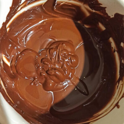 Халва шоколадная – фото шаг 4. В растопленный шоколад влить подсолнечное масло, перемешать