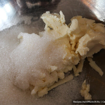 Творожное печенье «Розочки» – фото шаг 1. Соединить мягкое сливочное масло, соль, сахар, яйцо