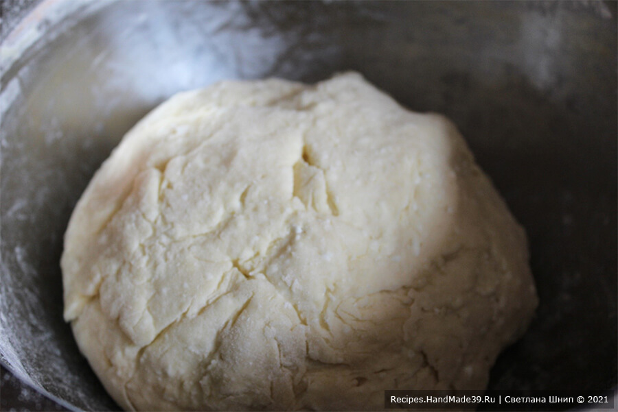 Творожное печенье «Розочки» – фото шаг 5. Завернуть тесто в целлофановый пакет, убрать в холодильник на 30 минут