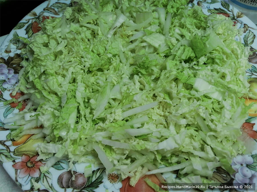 Салат с крабовыми палочками и пекинской капустой – фото шаг 1. 