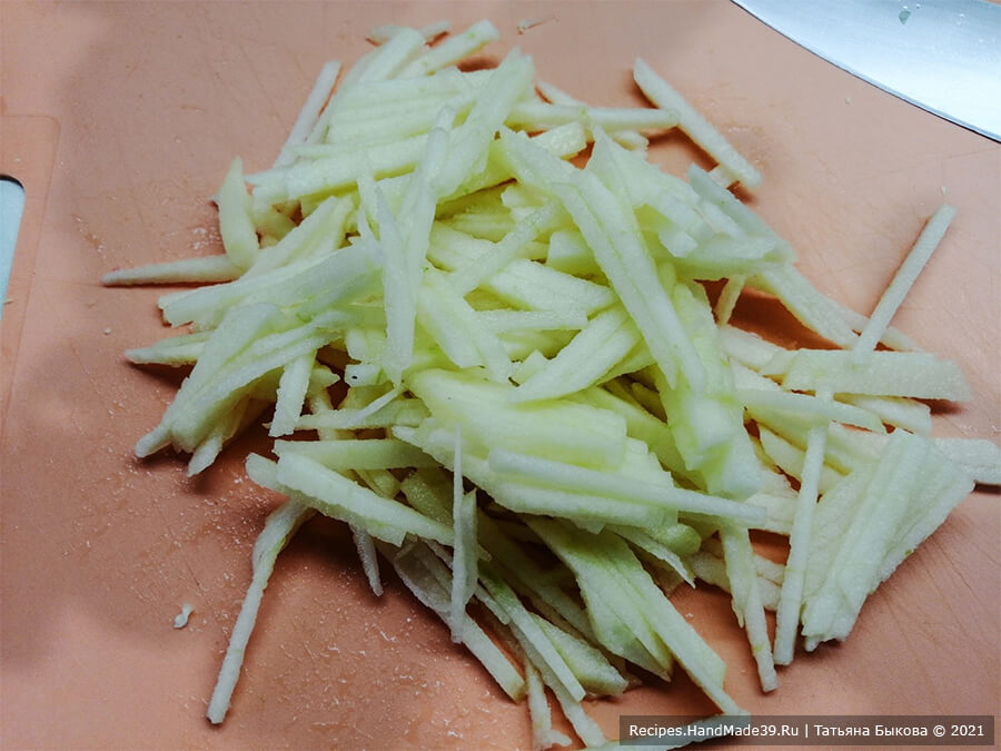 Салат с крабовыми палочками и пекинской капустой – фото шаг 2. Яблоко очистить, нарезать соломкой, сбрызнуть лимоном