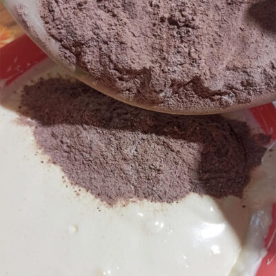 Торт «Трюфельный» – фото шаг 6. Муку смешать с какао-порошком и просеять в два приема в тесто