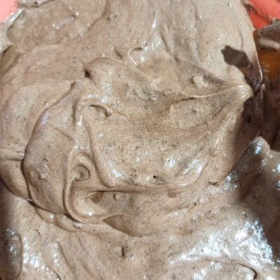 Торт «Трюфельный» – фото шаг 7. Муку с какао-порошком и тестом аккуратно перемешать лопаткой