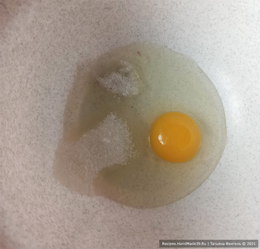 Сырно-творожные кольца – фото шаг 1. Смешать целое яйцо, яичный белок с солью и сахаром