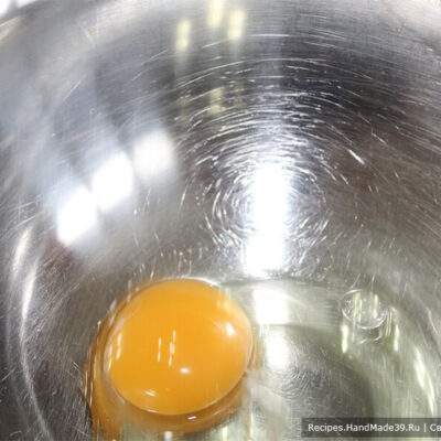 Сырники без муки в духовке – фото шаг 1. Куриное яйцо