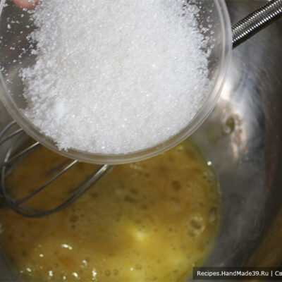 Сырники без муки в духовке – фото шаг 2. Куриное яйцо соединить с сахаром