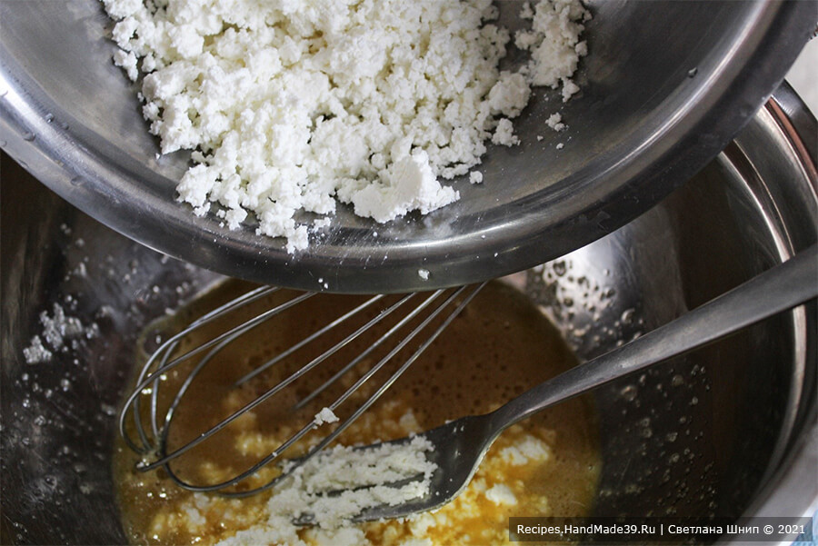 Сырники без муки в духовке – фото шаг 3. Творог размять вилкой, добавить к яичной смеси