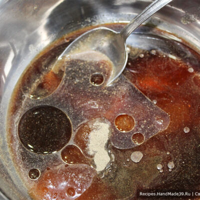 Рыба в медово-соевом маринаде – фото шаг 3. Добавить растительное масло, яблочный или рисовый уксус