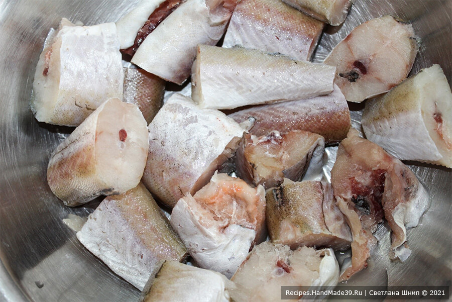 Рыба в медово-соевом маринаде – фото шаг 4. Рыбу почистить, вымыть, нарезать кусками