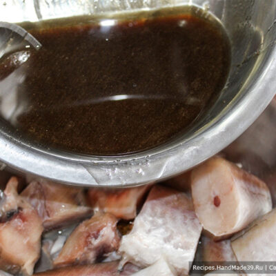 Рыба в медово-соевом маринаде – фото шаг 5. Рыбу покрыть маринадом со всех сторон и оставить мариноваться на 4-8 часов