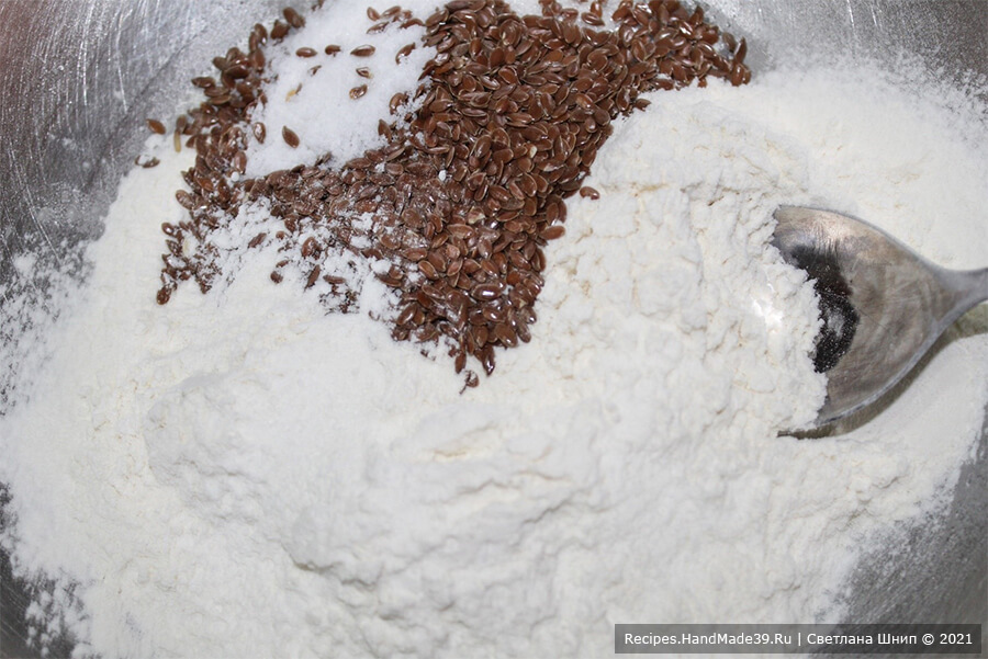 Домашний крекер – фото шаг 1. Соединить муку, разрыхлитель для теста, сахар, соль, семена льна