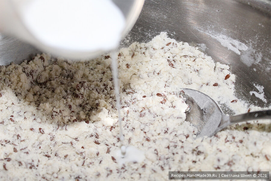 Домашний крекер – фото шаг 4. Замесить нелипкое эластичное тесто, постепенно добавляя молоко