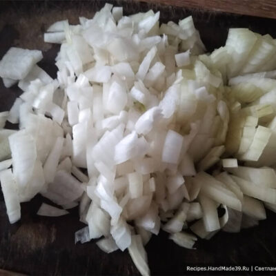 Картофельные зразы – фото шаг 4. Репчатый лук нарезать мелкими кубиками