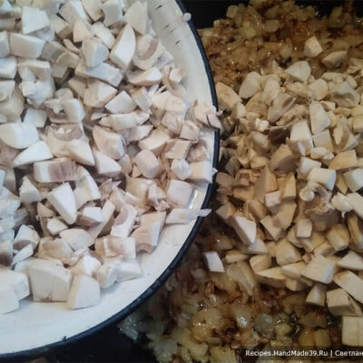 Картофельные зразы – фото шаг 6. Шампиньоны мелко нарезать, добавить к луку в сковороду