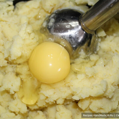Картофельные зразы – фото шаг 10. Приготовление зраз: картофель отварить, слить, размять с маленьким кусочком масла, добавить яйцо, и муку