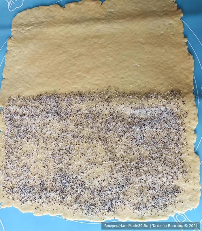 Песочно-слоёное печенье – фото шаг 5. Раскатать одну часть теста в тонкий пласт, посыпать посыпкой № 1 (смесь сахара с маком) половину пласта