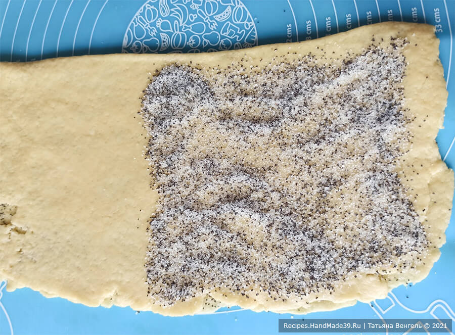 Песочно-слоёное печенье – фото шаг 6. Сложить пласт вдвое, снова посыпать посыпкой №1 половину пласта