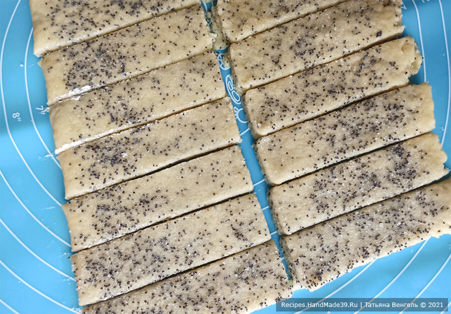 Песочно-слоёное печенье – фото шаг 8. Нарезать получившийся пласт на полоски